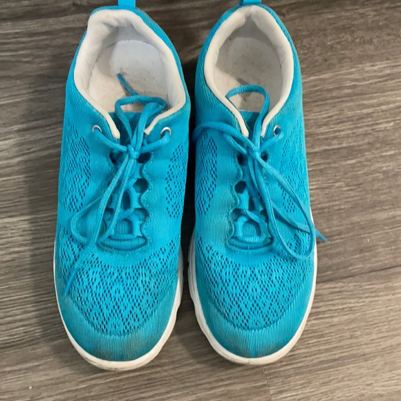 Blue athletic shoes - Picture 1 of 3